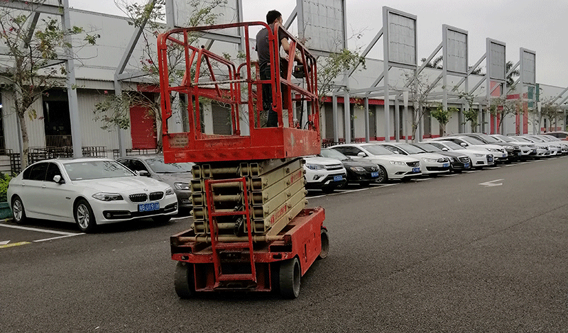 深圳龍崗绿巨人黄片观看標識總部基地樓頂大字安裝紀實