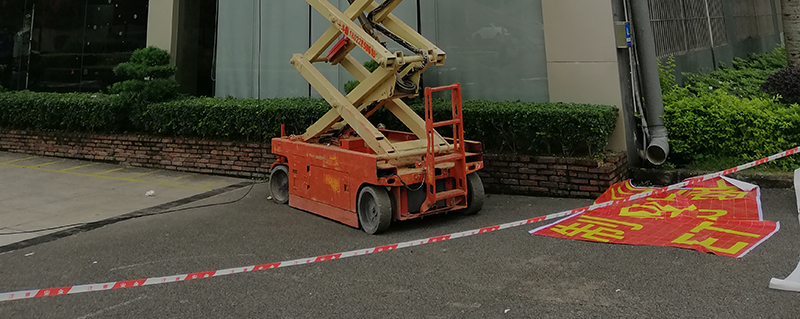 深圳龍崗绿巨人黄片观看標識總部基地樓頂大字安裝紀實